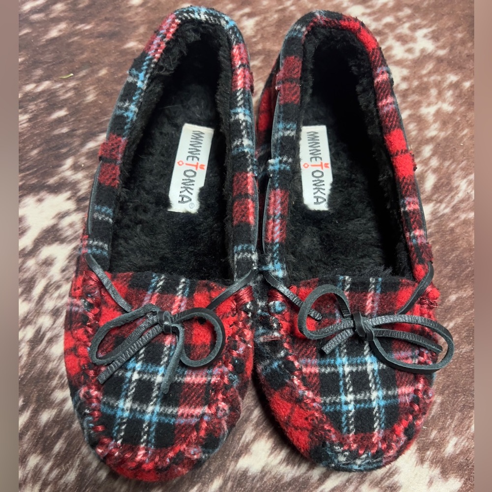 Minnetonka Women's Plaid Moccasins in Red and Black